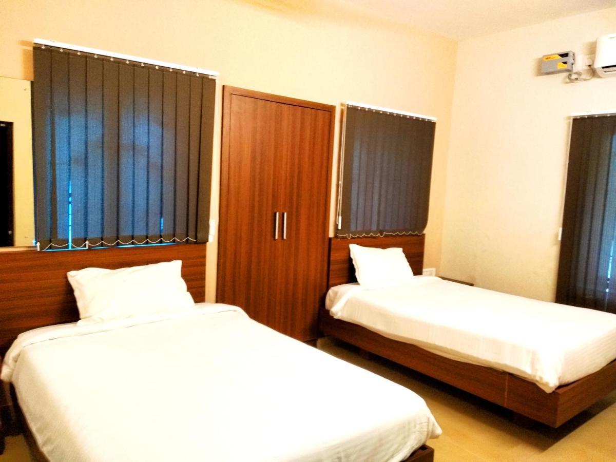 Готель Aspire Maradu Kochi Екстер'єр фото