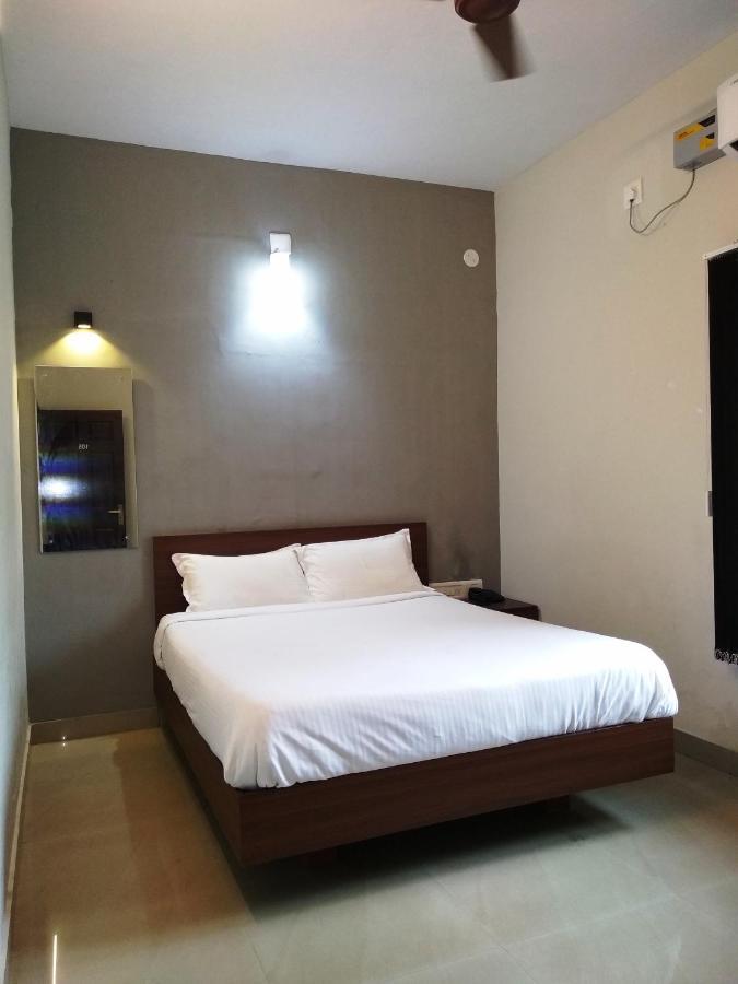 Готель Aspire Maradu Kochi Екстер'єр фото