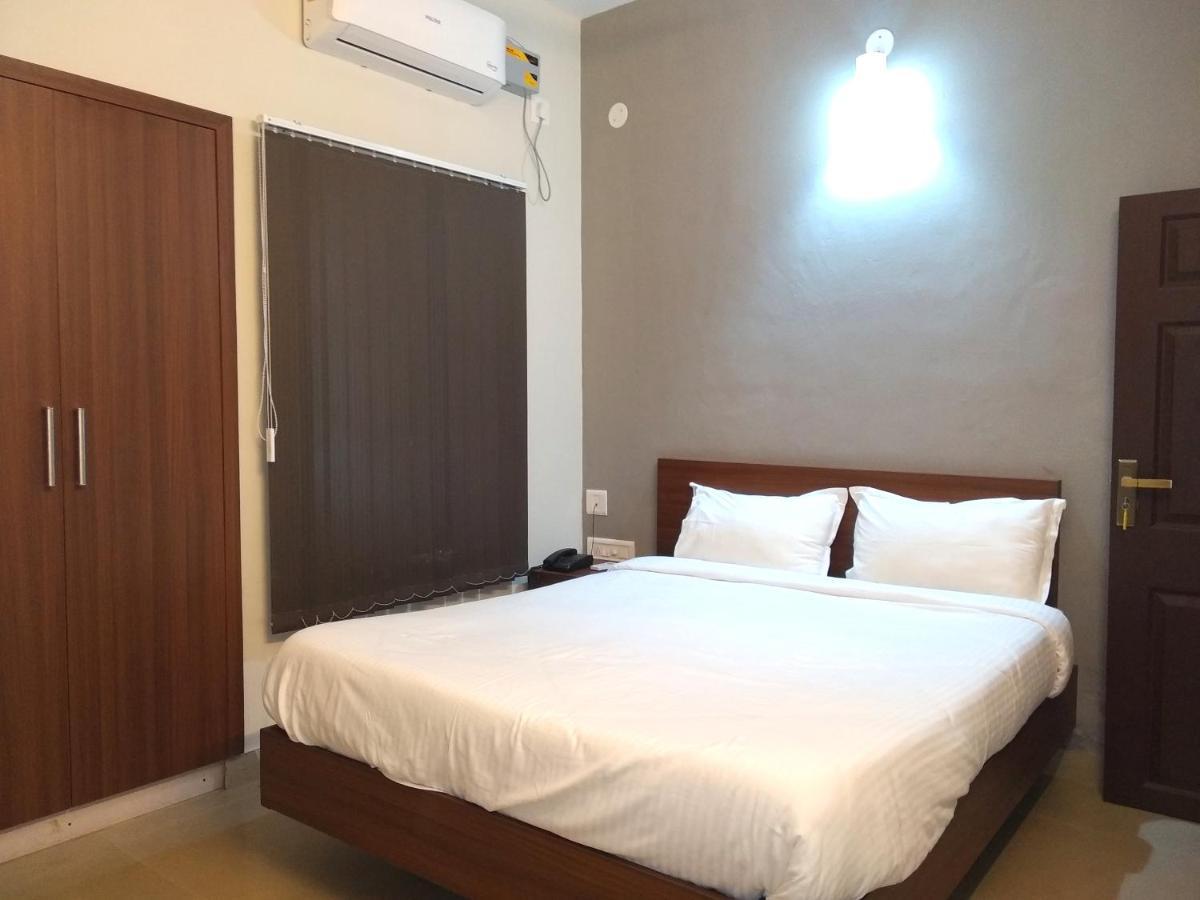 Готель Aspire Maradu Kochi Екстер'єр фото