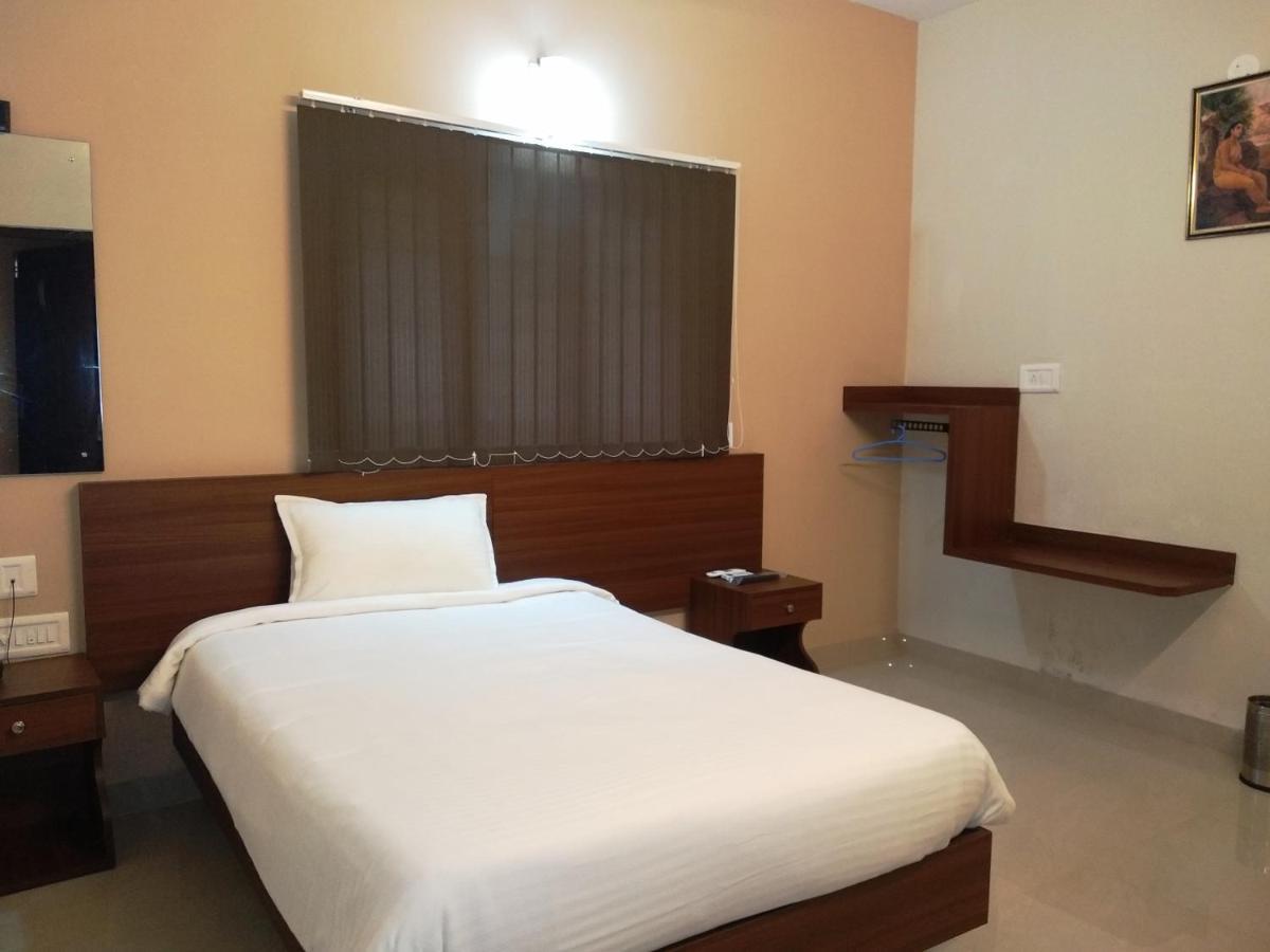 Готель Aspire Maradu Kochi Екстер'єр фото